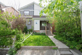 Spacious Room with Ensuite Bathroom near Subway, Koreatown & UofT